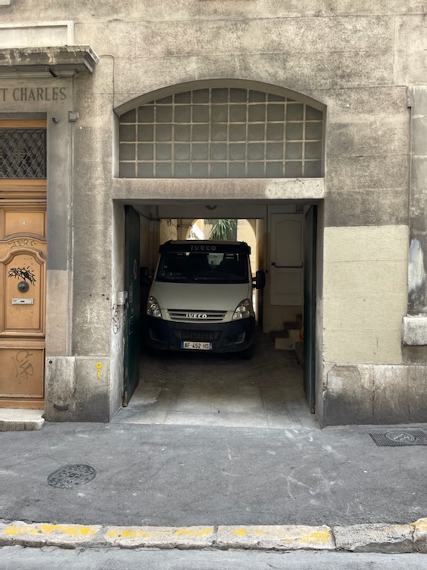 Camion garé